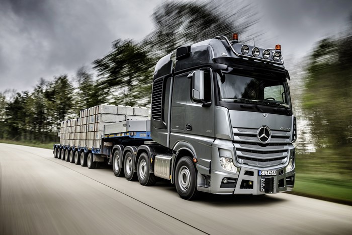 Mercedes-Benz Actros Grey Truck in Motion 4K