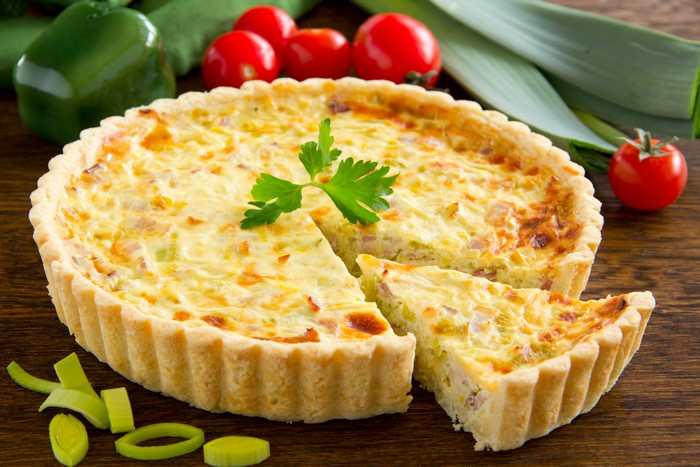 Quiche with leeks and tomatoes