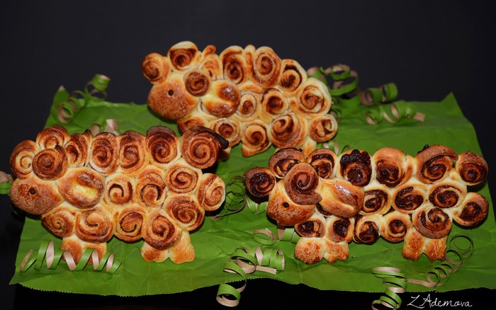 Three sheep pastries on green paper