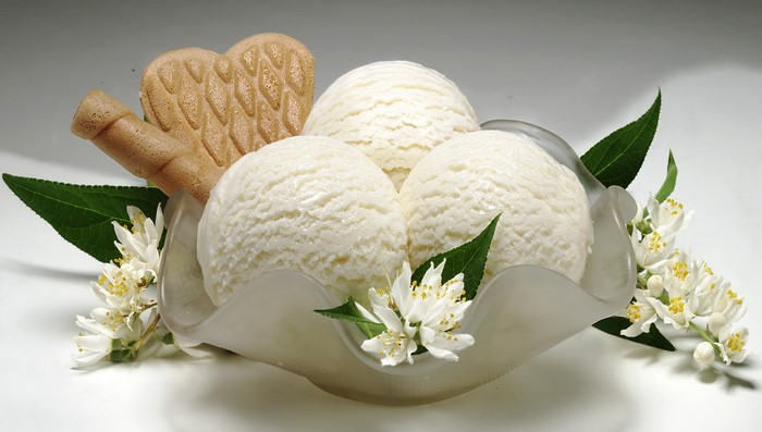 Ice cream scoops with wafer and flowers