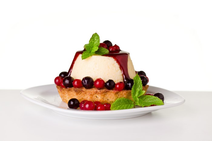Little cakes with berries and currant