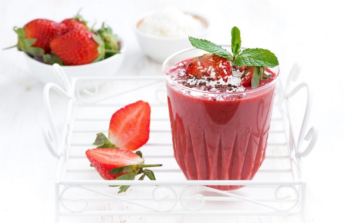 Strawberry smoothie with mint and coconut