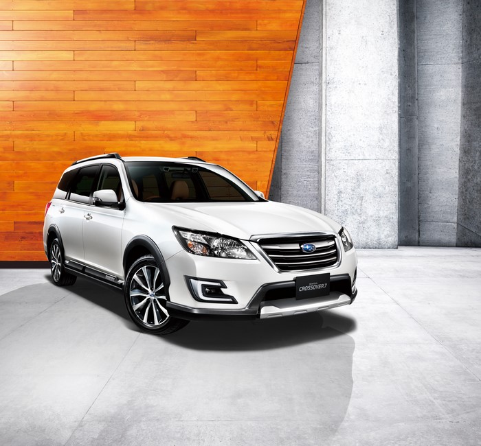 4K White Subaru Exiga Crossover 7
