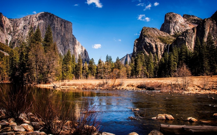 Yosemite Valley with El Capitan and Bridalveil Fall
