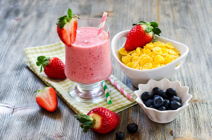 Strawberry smoothie with blueberries and cornflakes