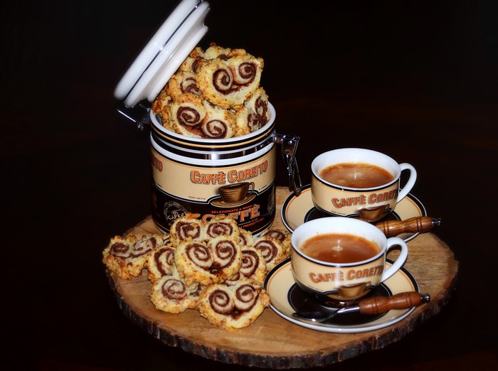 Caffe Coretto cookies and coffee cups
