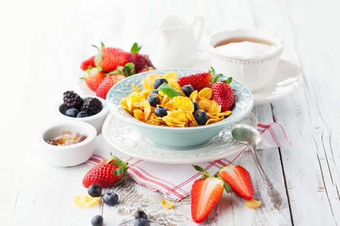Cornflakes with berries and tea