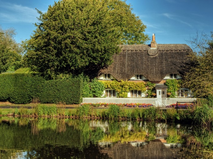 Thatched cottage by a pond in Crawley, United Kingdom