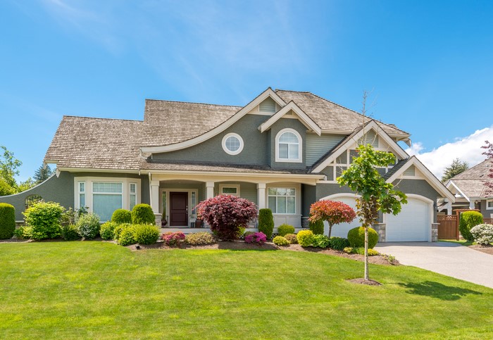4K Image of a Modern House with Green Lawn