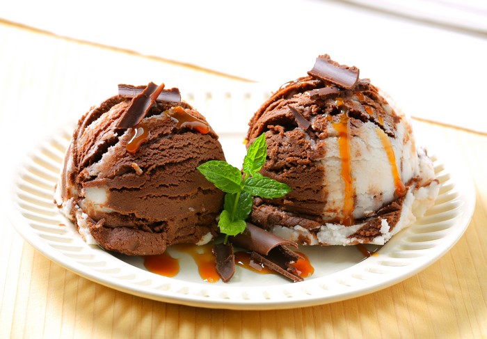Chocolate and vanilla ice cream scoops with caramel and mint