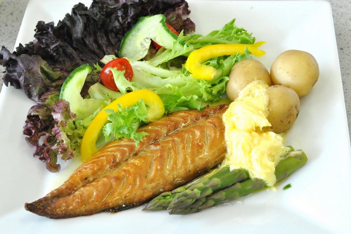 Smoked fish with potatoes, asparagus, and salad