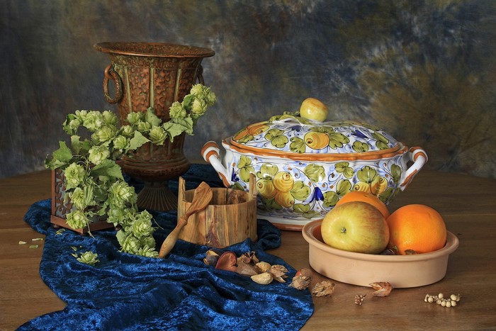 Still-life with fruit, hops, and pottery