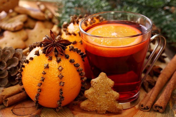 Mulled wine with orange, cloves, star anise, and cookies
