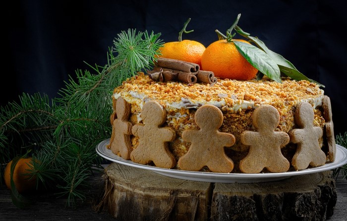 Christmas cake with mandarins and gingerbread cookies
