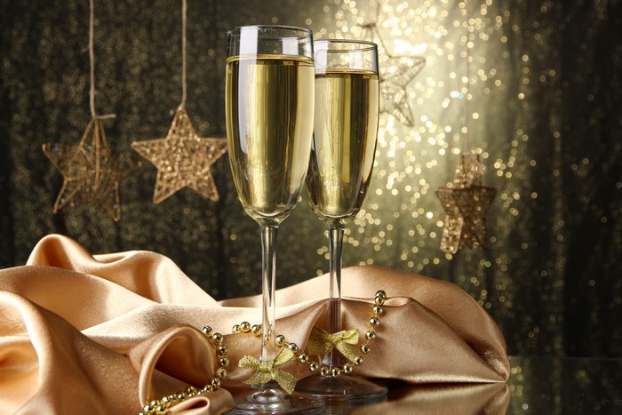 Champagne glasses with Christmas stars and silk