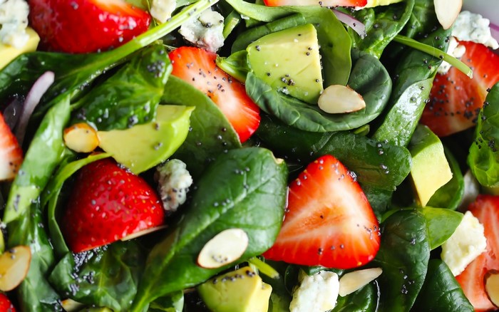 Strawberry spinach salad with avocado and blue cheese