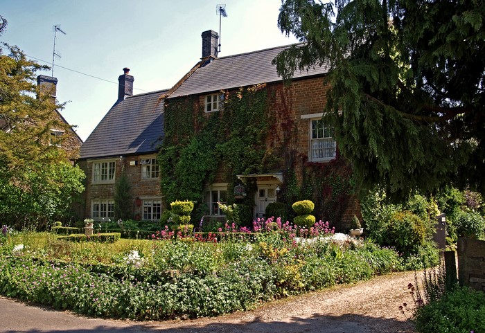 Stone house with ivy and a garden in Hook Norton, United Kingdom