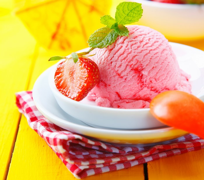 Strawberry ice cream with fresh strawberry and mint