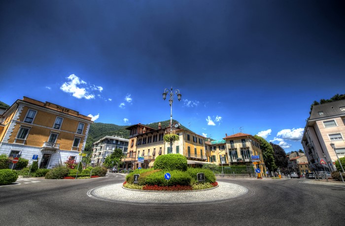 Roundabout in Cernobbio, Italy with buildings and mountains