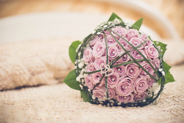 Pink rose bouquet with heart charm