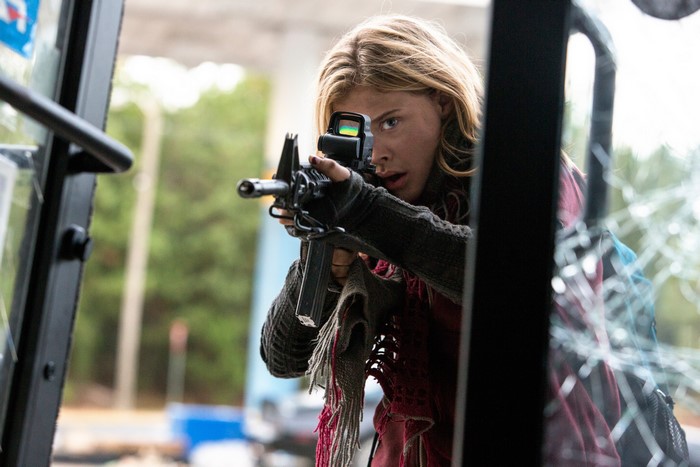 Cassie Sullivan from The 5th Wave with a rifle