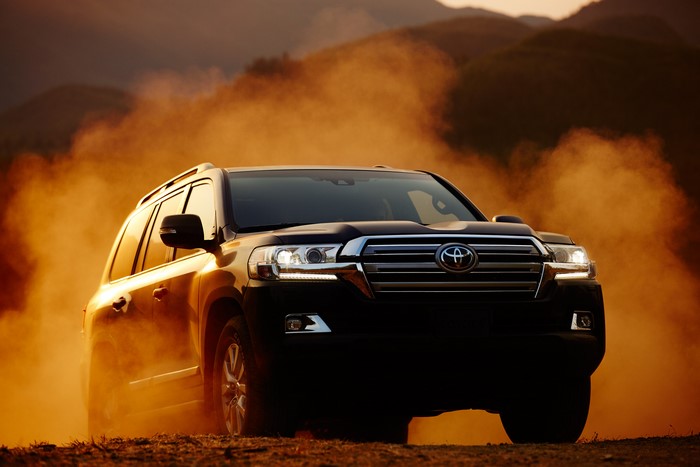 4K Toyota Land Cruiser 200 Front