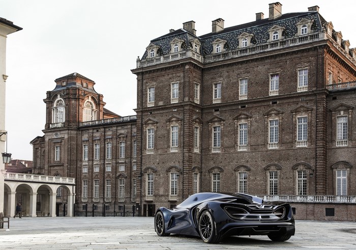 2015 IED Syrma concept car in front of a historic building