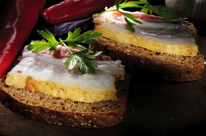 Salo on bread with red peppers and garlic