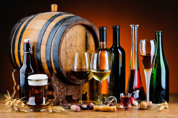 Alcoholic beverages and barrel