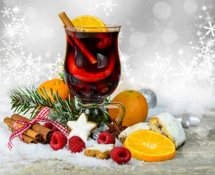 Christmas mulled wine with oranges and cinnamon