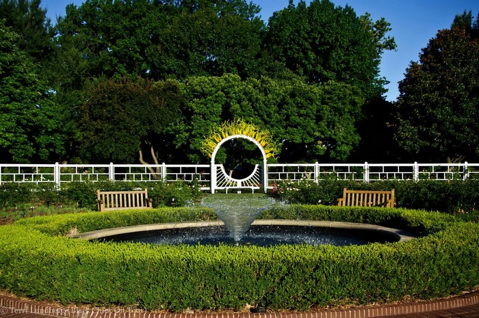 Missouri Botanical Garden fountain with benches and archway