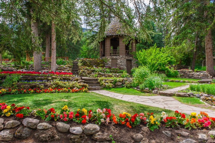Cascade Gardens Banff National Park with Begonias