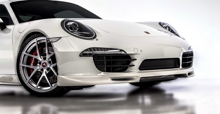 White Porsche 911 Carrera 4S