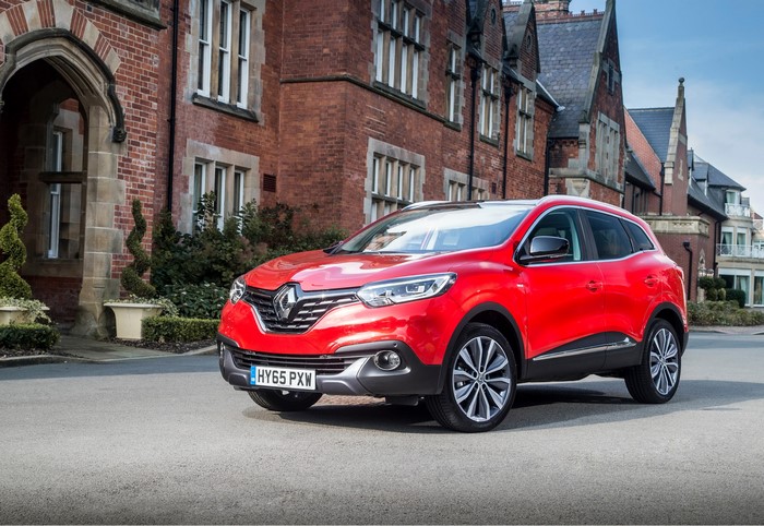 Red Renault Kadjar dCi 130 parked outside building