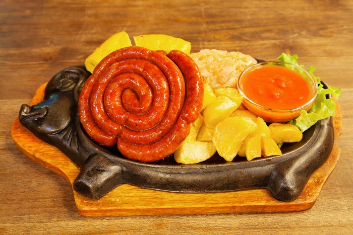 Sausage with potatoes and sauce on a pig-shaped platter