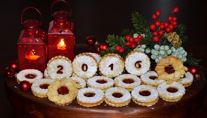 Christmas cookies with 2016 numbers and red lanterns