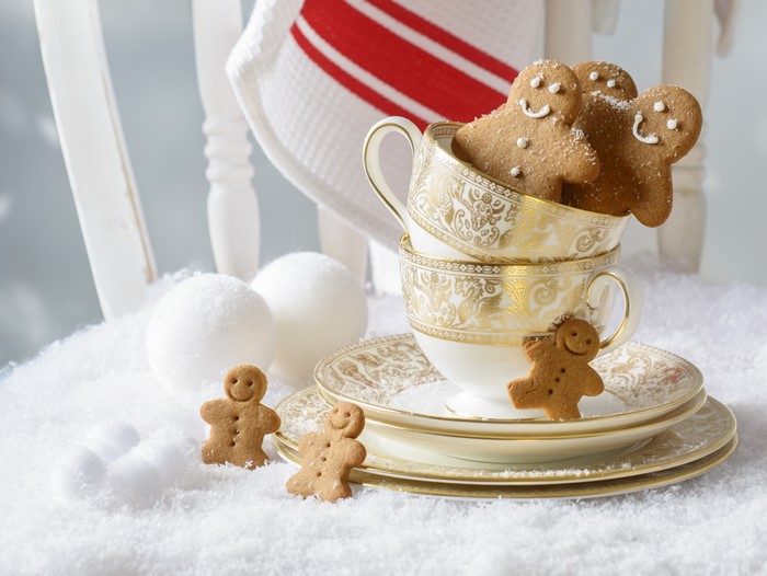Gingerbread Cookies in Teacups with Snow