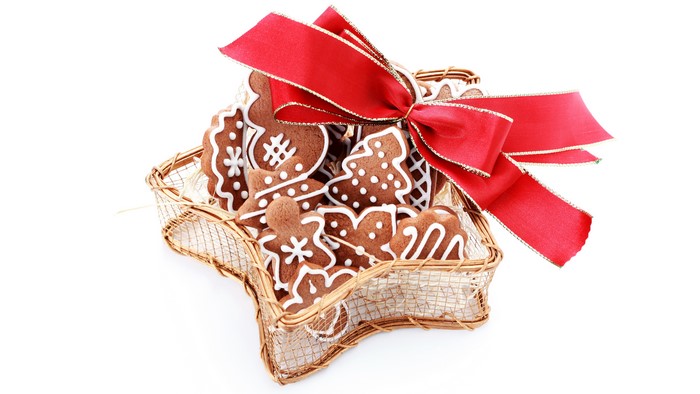 Christmas gingerbread cookies in a star basket with a red bow