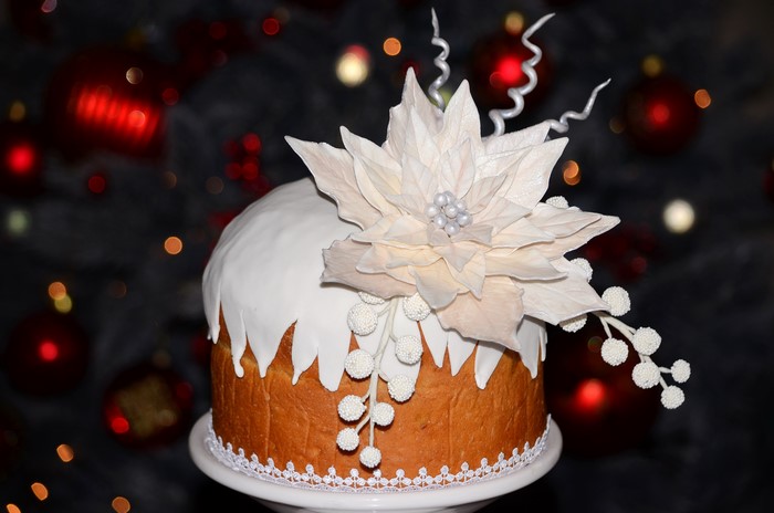 Christmas cake with poinsettia decoration