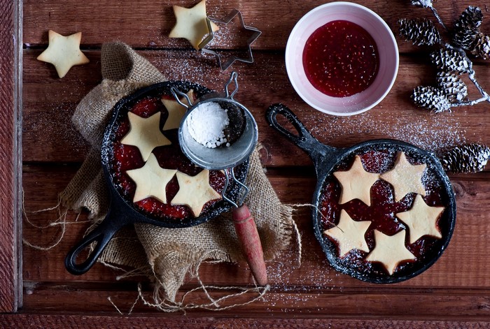 Star cookies with jam in cast iron pans