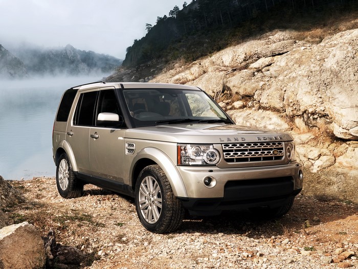 Land Rover Discovery 4 parked by a lake