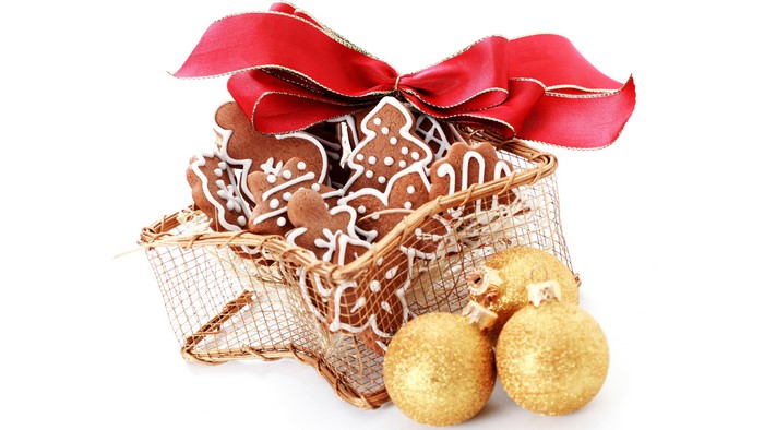 Christmas gingerbread cookies in a basket with ornaments