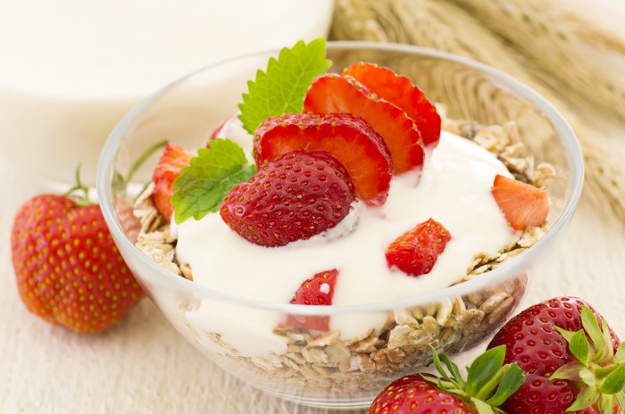 Muesli with Strawberries and Yogurt
