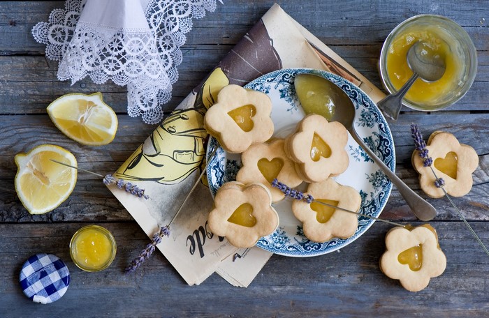 Flower-shaped cookies with lemon filling and lavender sprigs