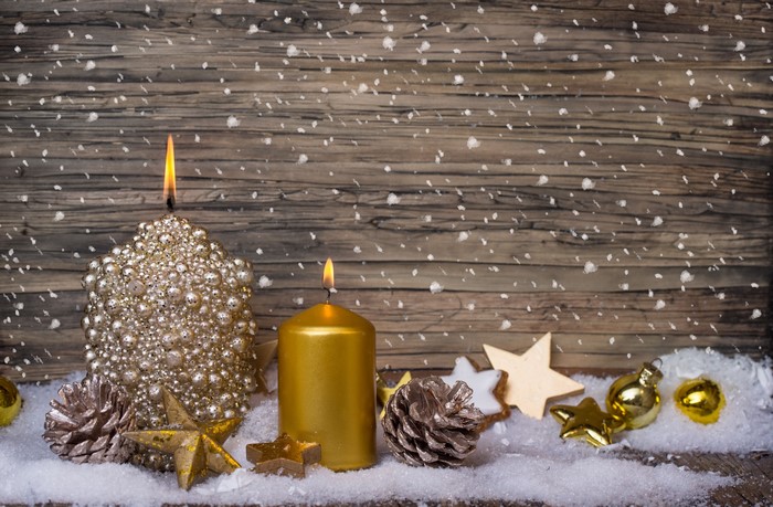 Christmas candles with pine cones and ornaments