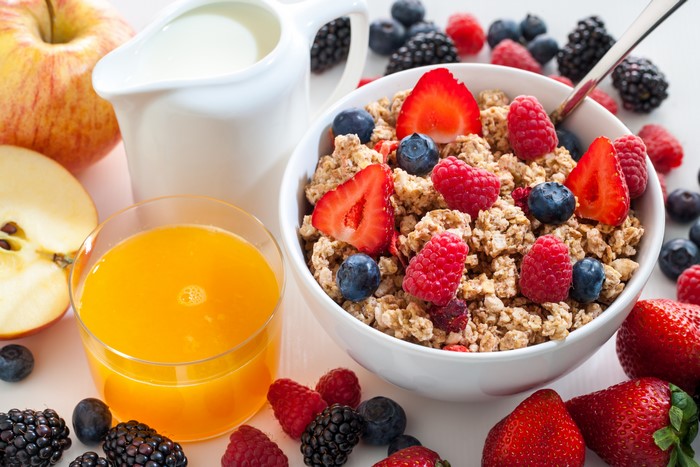 4K Muesli with Berries and Juice