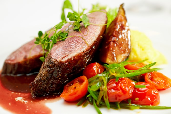 Sliced meat with tomatoes and green beans