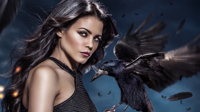 Jenna Dewan as Freya from Witches of East End with crows