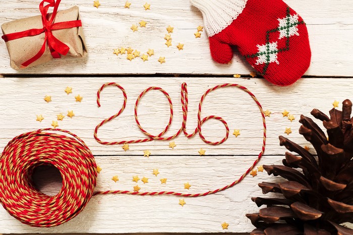 2016 Christmas decoration with pine cone and gift