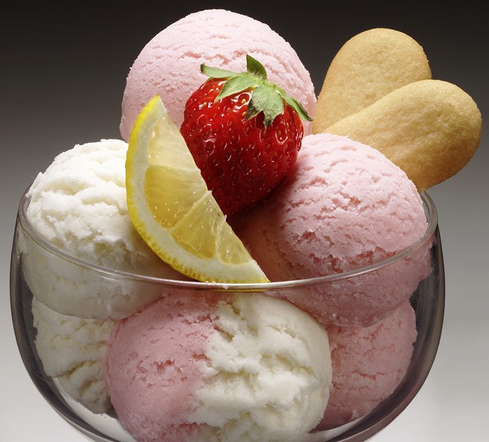 Strawberry and vanilla ice cream sundae with lemon and cookies